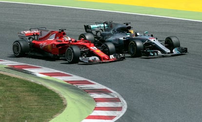 Lewis Hamilton intenta adelantar a Sebastian Vettel.