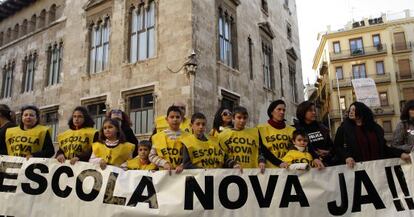 Concentración de padres contra los barracones frente a la Generalitat, en la que también participaron las madres de Montserrat.