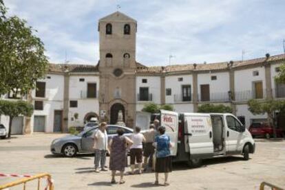 Vecinos de la localidad de Chodes salen a comprar el pan cuando llega el repartidor.