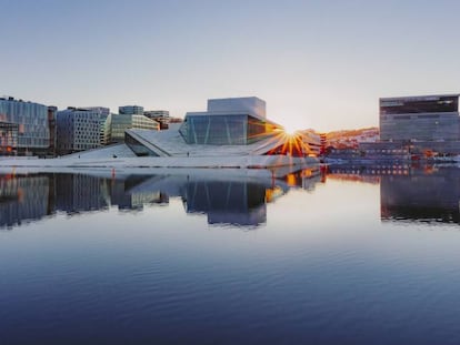 La Ópera de Oslo, del estudio noruego Snohetta, y el futuro Museo Munch (a la derecha), en el fiordo de Oslo.