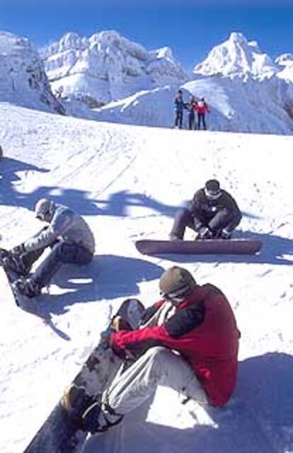 Candanchú, en el valle del Aragón (Huesca), estrena este invierno cañones de nieve artificial en sus pistas.