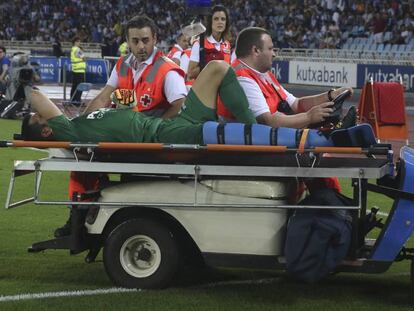 Andr&eacute;s Fern&aacute;ndez es retirado en camilla durante el partido. 