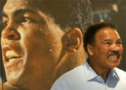 El legendario boxeador Muhammad Ali-Cassius Clay, aquejado de Parkinson, en un acto de homenaje en 2003.
