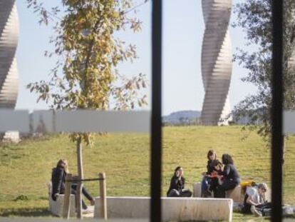 Un grup d'alumnes al campus de l'Autònoma de Barcelona.