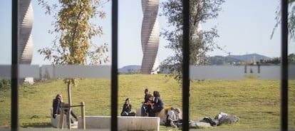 Un grup d'alumnes al campus de l'Autònoma de Barcelona.