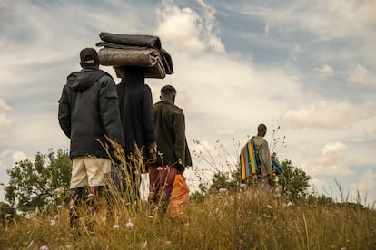 Las operaciones de desmantelamiento del pasado abril expulsaron de distintos puntos de la gobernación de Sfax a más de 12.000 migrantes, según las autoridades tunecinas, que afirman actuar por decisiones judiciales tras denuncias de los propietarios de tierras. Túnez insiste: no desea convertirse en un país de tránsito ni en una tierra de asentamiento. Sin embargo, no propone ninguna solución inmediata para los migrantes, entre 20.000 y 30.000, según los cálculos del Gobierno tunecino. Su única opción es desplazarse unos cuantos metros con las pertenencias que son capaces de cargar.
La ruta mediterránea hacia Italia está casi cerrada. Solo 1.129 migrantes han llegado al país entre el 1 de enero y el 29 de mayo, según Acnur, la agencia de la ONU para los refugiados. En el mismo período de 2023, eran más de 18.000. Fue el mismo año en el que Túnez y la Unión Europea firmaron un acuerdo para contrarrestar la inmigración irregular por el que Bruselas prometió 255 millones de euros al país magrebí.
La única solución de salida para estos migrantes es el programa de retorno voluntario de la Organización Internacional Para las Migraciones (OIM). En 2024, 7.250 personas se beneficiaron del mismo en Túnez. A fines de abril de 2025, un total de 2.553 personas retornaron a su país de origen, según las autoridades tunecinas. “Los migrantes subsaharianos tienen que esperar a veces entre seis u ocho meses para regresar a su país tras la inscripción en la OIM. El ritmo es muy lento. El Estado tunecino está haciendo muchos esfuerzos con los países de origen para organizar los procedimientos de retorno voluntario con la OIM”, reconoce el coronel mayor Houssemeddine Jebabli.