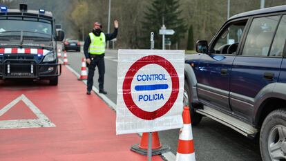 Control de los Mossos d'Esquadra, en la entrada de Ripoll, en Girona, a finales de 2020.
