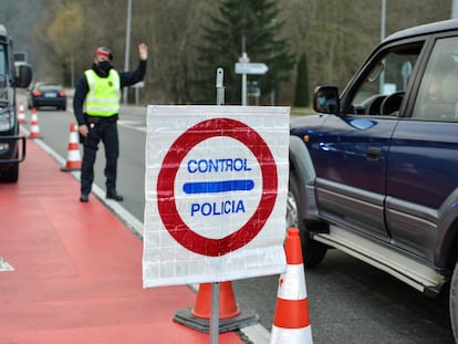 Control de los Mossos d'Esquadra, en la entrada de Ripoll, en Girona, a finales de 2020.