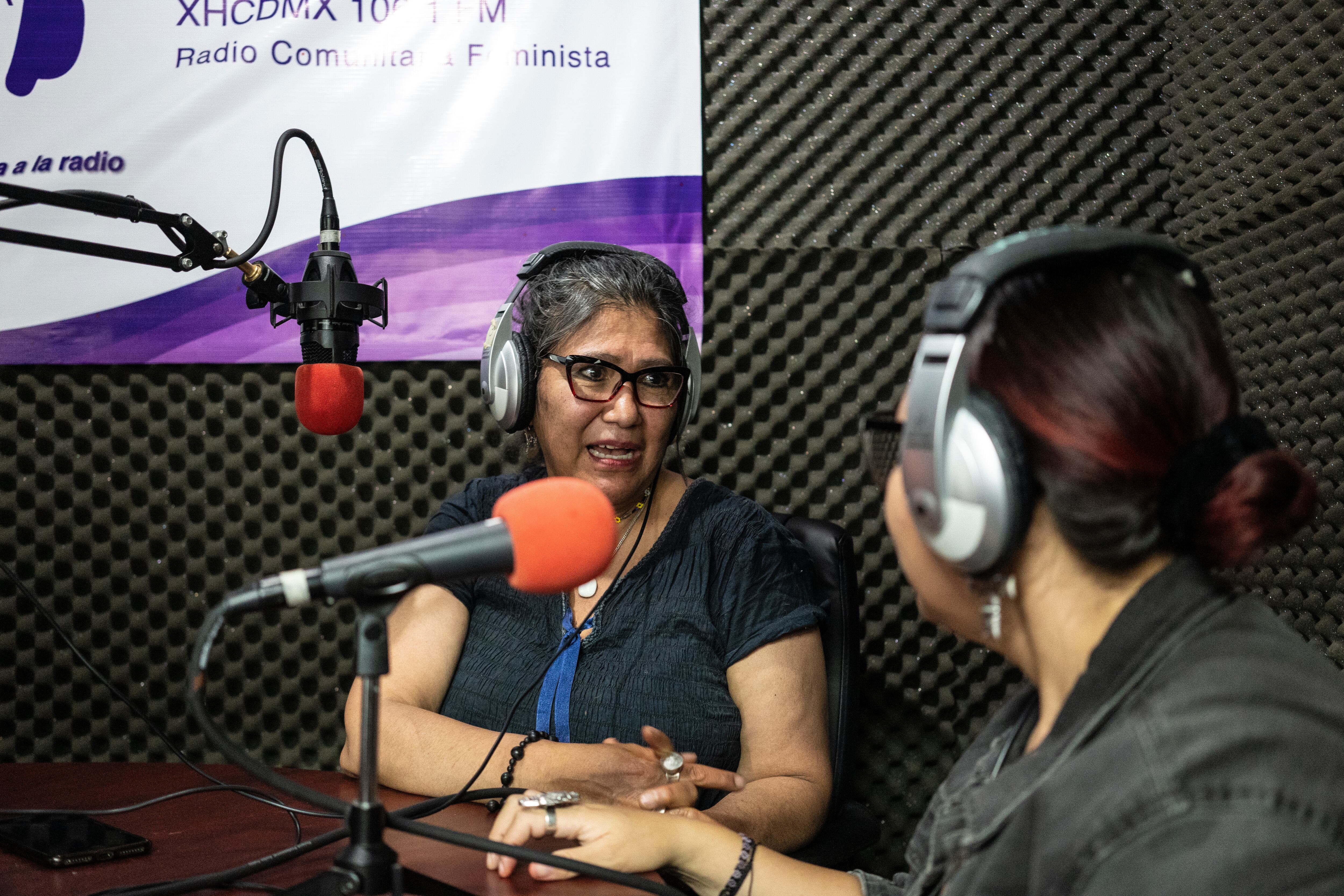 María Eugenia Chávez durante la grabación de un programa de 'Violeta Radio', el pasado 1 de julio en Ciudad de México. 