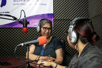 María Eugenia Chávez durante la grabación de un programa de 'Violeta Radio', el pasado 1 de julio en Ciudad de México.