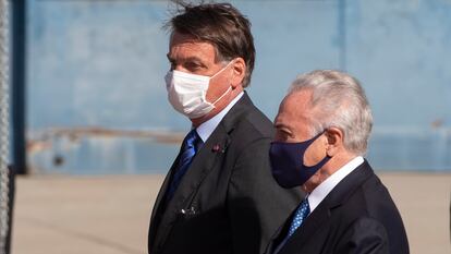 El presidente de Brasil, Jair Bolsonaro, camina junto al exmandatario brasileño Michel Temer, el pasado 12 de agosto en São Paulo.