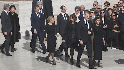 Los Reyes de España, Felipe VI y Letizia, se dirigen a ocupar su lugar en la plaza de San Pedro para asistir este sábado al funeral por el papa Francisco.