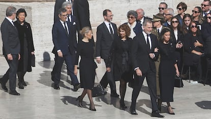 Los Reyes de España, Felipe VI y Letizia, se dirigen a ocupar su lugar en la plaza de San Pedro para asistir este sábado al funeral por el papa Francisco.