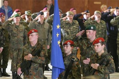 Soldados de varios países, ayer en Camp Butmir, Sarajevo, durante el trapaso de poderes entre las fuerzas dirigidas por la OTAN y las europeas.