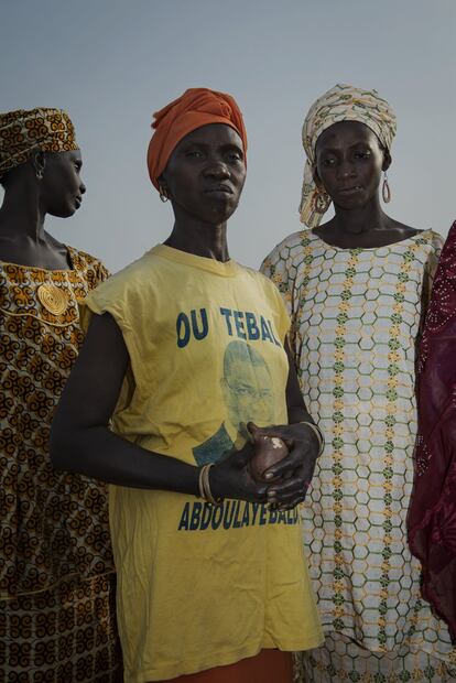 Ziguinchor, Senegal. Estas mujeres han mejorado la producción de las tierras que cultivan. Gracias a su esfuerzo y a la contribución de la cooperación española, contribuyen a mejorar el desarrollo económico y social de Casamance. <p>La promoción de los derechos de las mujeres y la igualdad de género es una de las señas de identidad de esta política exterior de España. Para logar tales objetivos, gran cantidad proyectos están encaminados a aumentar su participación social y política, con especial énfasis en la lucha contra la violencia de género, hacer realidad los derechos sexuales y reproductivos, potenciar el papel de las mujeres en los procesos de paz y promover sus derechos económicos y laborales.</p>