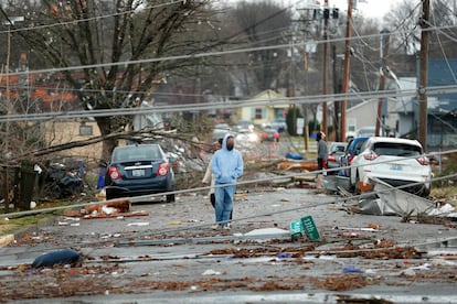 Moradores de Bowling Green, Kentucky, observam os danos causados ​​pelo tornado. Até o momento, mais de 90 mortos foram registrados na madrugada deste sábado.