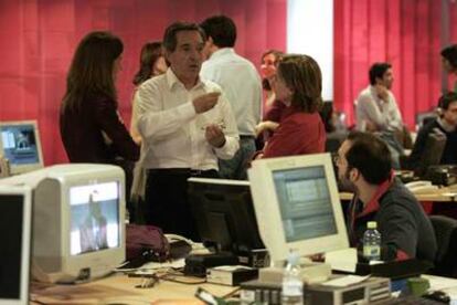 Iñaki Gabilondo conversa  con sus colaboradores en vísperas del lanzamiento del nuevo canal.