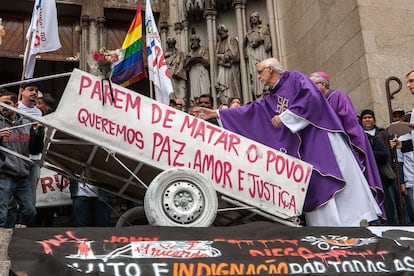 Padre Júlio Lancelotti, da Pastoral do Povo de Rua, abençoa a carroça de Ricardo Nascimento