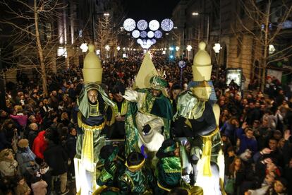 El Rey Baltasar saluda durante la cabalgata de los Reyes Magos en Granada.