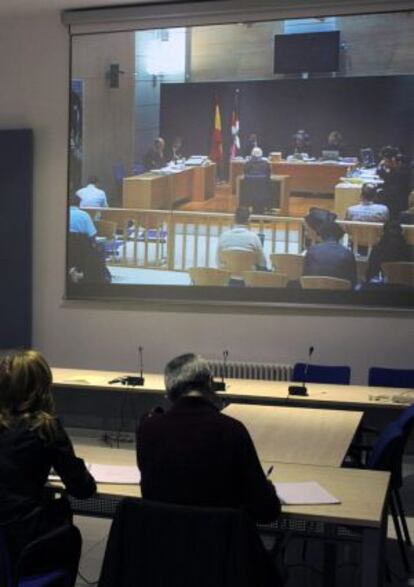 Los periodistas sigue ayer la sesión del juicio.