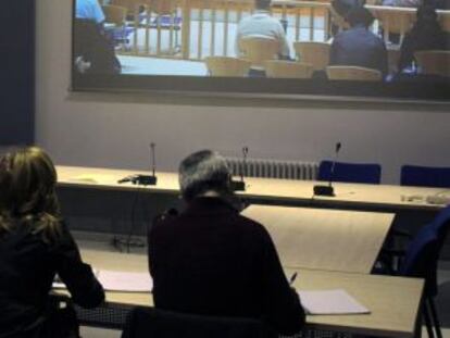 Los periodistas sigue ayer la sesión del juicio.