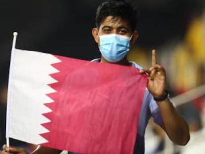 Un aficionado de Qatar en un partido contra Omán, en Doha.