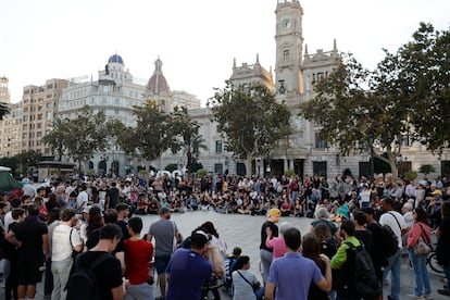 Acampada de manifestantes por el derecho a la vivienda y contra la turistificación en la plaza de Ayuntamiento en Valencia, el 20 de octubre.