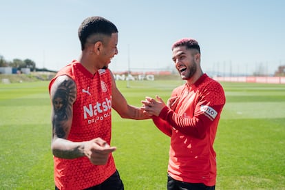 Savinho y Yan Couto bromean en el centro de entrenamiento del Girona. 
