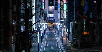 Calle del distrito de Shinjuku, en Tokio, vacía durante la emergencia nacional en Japón.