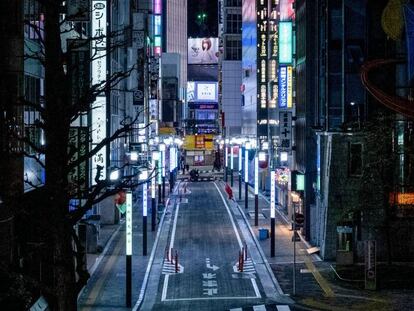 Calle del distrito de Shinjuku, en Tokio, vacía durante la emergencia nacional en Japón.