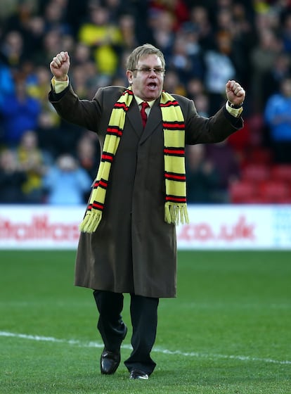 Elton John es fanático de fútbol, sobre todo del club Watford, al que considera un verdadero salvavidas, desde su niñez. La estrella musical británica es accionista del equipo desde 1974, y ha sido dos veces su presidente. Cuando el cantante decidió apostar por el Watford era uno de los peores clubes de liga británica. En su libro de memorias 'Yo' (2019), el artista reveló: "Si yo hubiera tenido algún tipo de criterio, habría optado por un equipo que jugara de verdad al fútbol". Pero ese club significaba un punto de conexión entre él y su padre, con quien mantenía una tensa relación. En sus memorias, Elton John contaba su estrecha vinculación con el equipo de sus amores: “Le debo al Watford mucho más de lo que el equipo me debe a mí. Fui presidente durante el peor período de mi vida. Cuando sentía que no había amor en mi vida, sabía que tendría el amor del club y de los aficionados. Me dio algo más en lo que concentrarme, una pasión que podía apartar mi atención de todo lo que iba mal. Por razones obvias, hay momentos de los ochenta de los que no guardo ningún recuerdo, pero todos los partidos del Watford que vi están fijados en mi memoria. Si no hubiera tenido el club de fútbol, Dios sabe qué hubiera sido de mí. No exagero cuando digo que estoy convencido de que el Watford me salvó la vida”. Bajo su liderazgo, el equipo fue subcampeón de la Premier League en 1982. Desde 2002, el cantante de 'Candle in the Wind' es presidente honorífico del club.