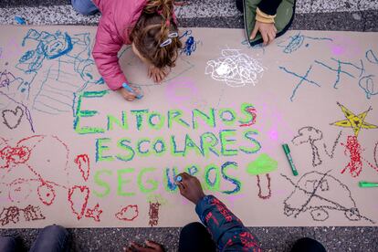 Alumnos y familias del colegio Menéndez Pelayo de Madrid preparan carteles para la Revuelta Escolar contra los coches.