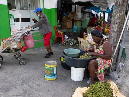 Una mujer haitiana venden productos el 23 de mayo en Santo Domingo, República Dominicana.