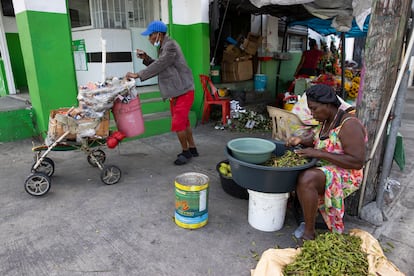 Mujeres haitianas venden productos en el barrio Pequeño Haití