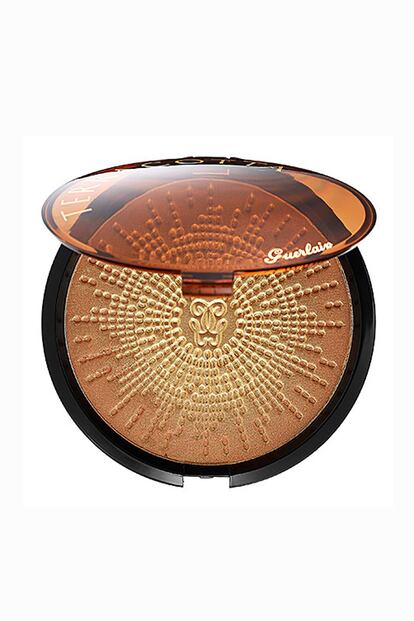 Terra Soleia de Guerlain contiene una serie de partículas de oro que aportan, además de tono bronceado, luminosidad. (74 euros aprox).