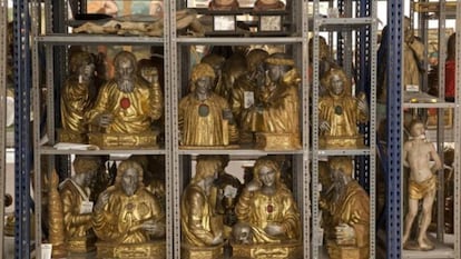 Augusto M. Torres se adentra en el depósito del Museo Nacional de Escultura de Valladolid en el cortometraje 'Almacén y almacén'.