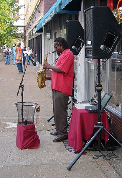 El msico Raven Wolf toca el saxo en el boulevard Delmar de San Luis (Misuri).