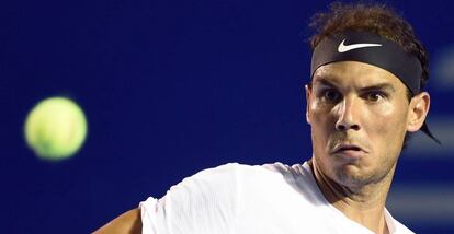 Nadal observa la bola durante el partido ante Lorenzi.