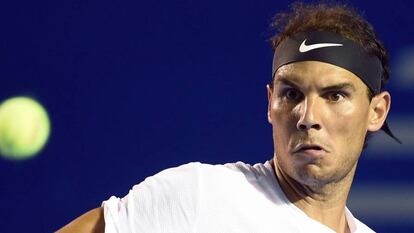 Nadal observa la bola durante el partido ante Lorenzi.