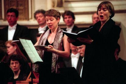 Orquesta y coro interpretando la ‘Pasión según san Mateo’ en la iglesia del San ignacio Loyola.