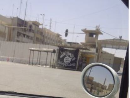 Bandera del ISIS ondeando en Mosul, imagen tomada en un desplazamiento por la ciudad. Fotografiar representa un gran riesgo