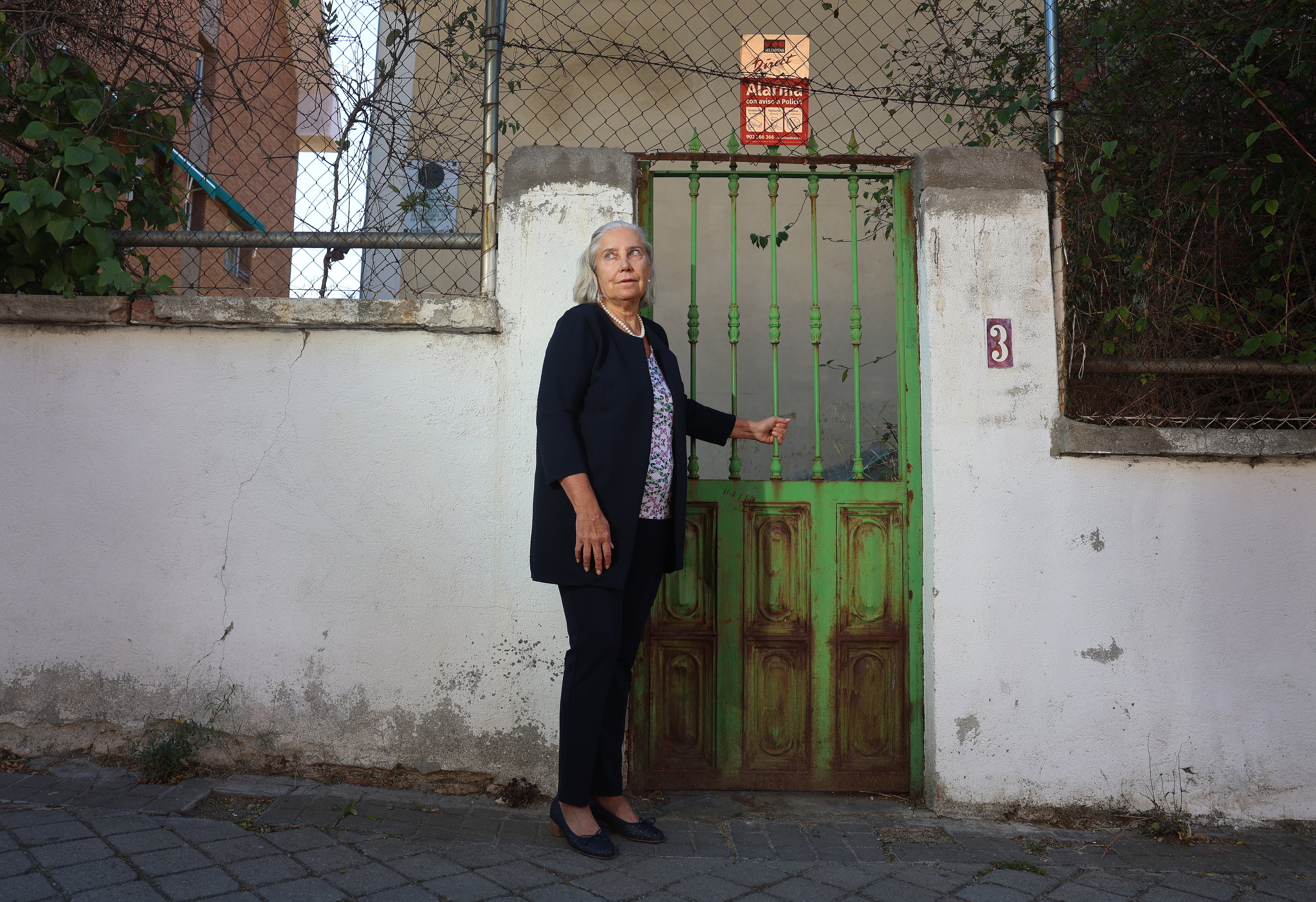 Amaya Aleixandre, sobrina segunda de Vicente Aleixandre, delante de la casa donde vivió el poeta en Madrid, el 27 de septiembre.