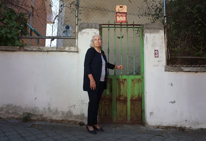 Amaya Aleixandre, sobrina segunda de Vicente Aleixandre, delante de la casa donde vivió el poeta en Madrid, el 27 de septiembre.