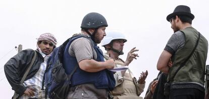 Steven Joel Sotloff, con casco negro y libreta en mano, en Misrata (Libia) en 2011.
