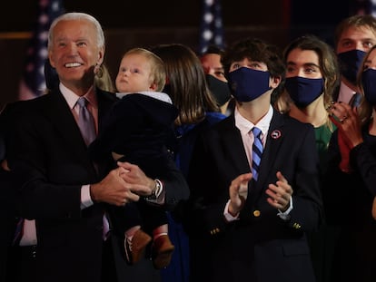 El presidente electo Joe Biden y su familia, en un acto en Delaware el pasado noviembre.