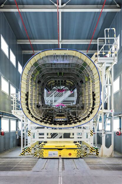 Airbus está trabajando en dar el salto a la fabricación de aviones eléctricos e híbridos. Para 2050, esperan haber reducido las emisones contaminantes a la mitad.