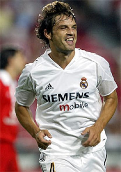 Morientes, sonriente tras marcar gol, el segundo del Madrid.