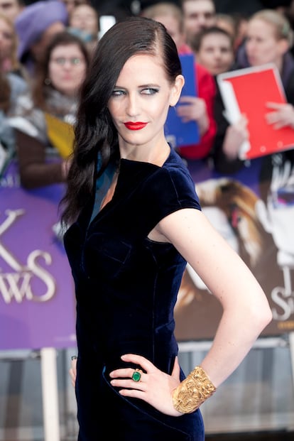 Eva Green era toda una desconocida antes de sumarse al elenco de Casino Royale. Ha sido imagen de un célebre perfume de Dior y actualmente está de gira promocionando su nuevo filme Sombras Tenebrosas.