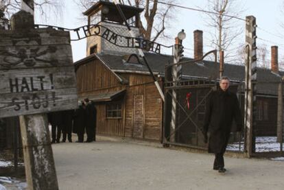 El alcalde de Madrid, Alberto Ruiz-Gallardón, a la entrada del campo de exterminio de Auschwitz-Birkenau.