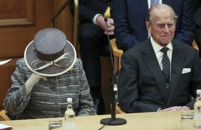 La reina Isabel II y su esposo el duque de Edimburgo asiste a la ceremonia de inauguración del décimo Sínodo General de la Iglesia de Inglaterra, en Londres (Reino Unido).